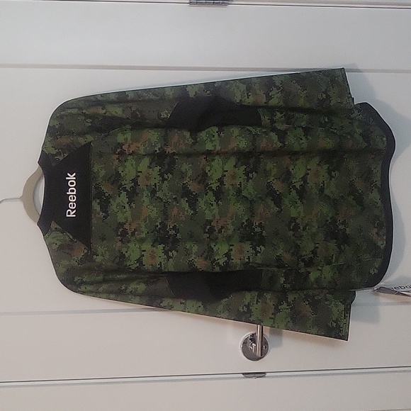 Canucks Camo Practice Jersey - Picture 2 of 4